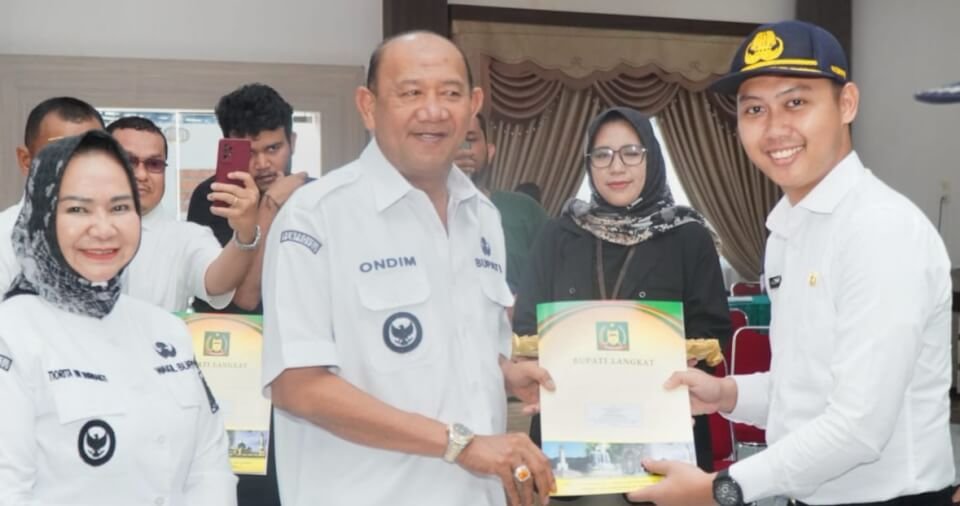 Bupati Langkat Serahkan Bantuan Rp120 Juta Untuk Korban Kebakaran di Bahorok