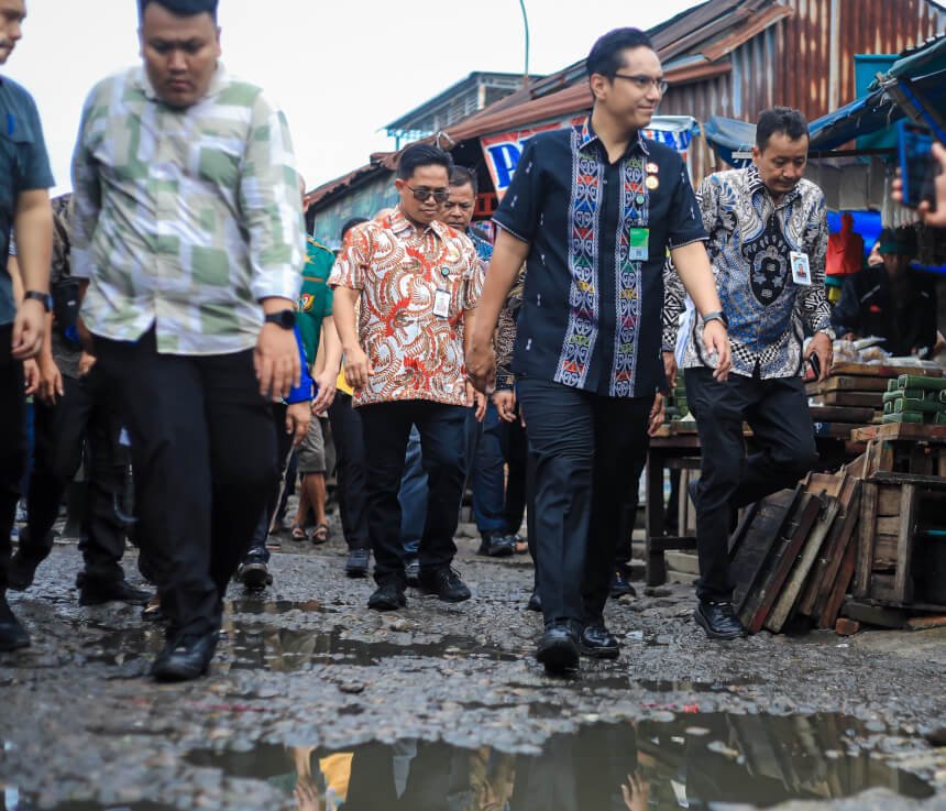 Tinjau Jalan Rusak dan Tanah Amblas di Pasar Induk Lau Cih, Rico Waas: Minggu Depan Jalan Akan Diperbaiki