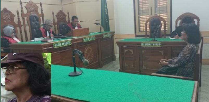 Frida Mona Simarmata saat mendengar putusan hakim di PN Medan, Selasa (15/4/2025).