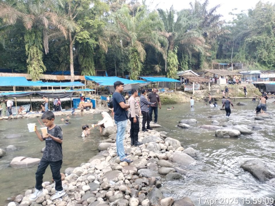 Libur Lebaran, Polsek Kutalimbaru Patroli Barbasari dan Pantai Aloina