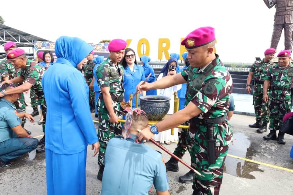 Danyonmarhanlan l Pimpin Upacara Kenaikan Pangkat Prajurit Marinir