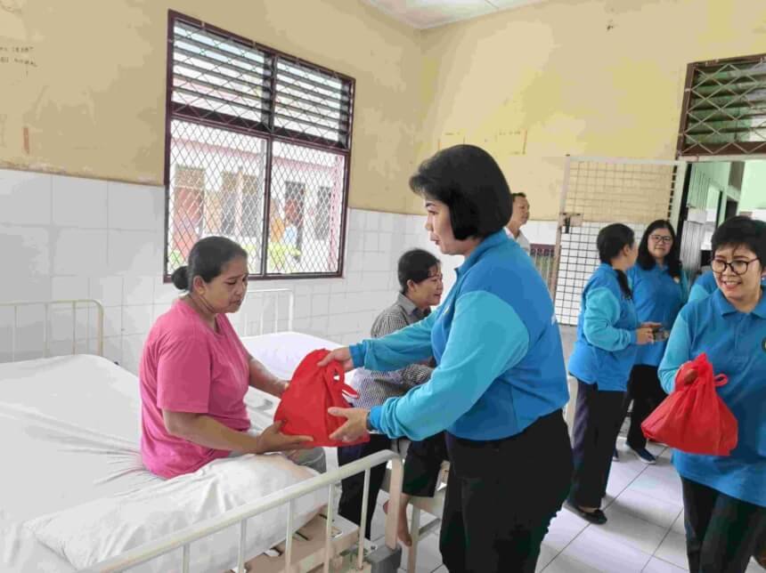 DWP Provsu Gelar Bakti Sosial di RSJ Prof. M. Ildrem, Serahkan 230 Paket Bantuan