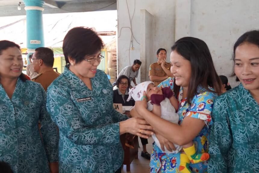 Ketua TP PKK Kabupaten Karo Kunjungi Posyandu Desa Kutabangun