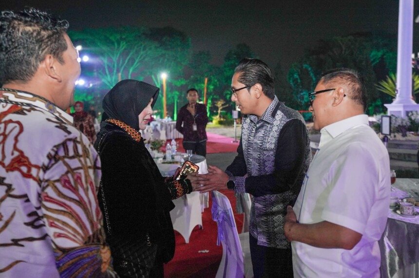 Hadiri Gala Dinner Muskomwil I APEKSI, Rico Waas dan Istri Kenakan Batik Medan