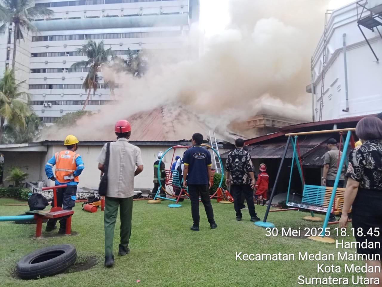 Kafe Live Music Urban Terbakar