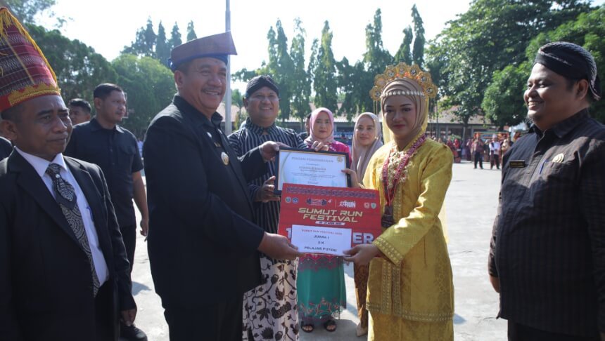 Gunakan Tanjak Melayu, Bupati Asahan Pimpin Peringatan Hardiknas