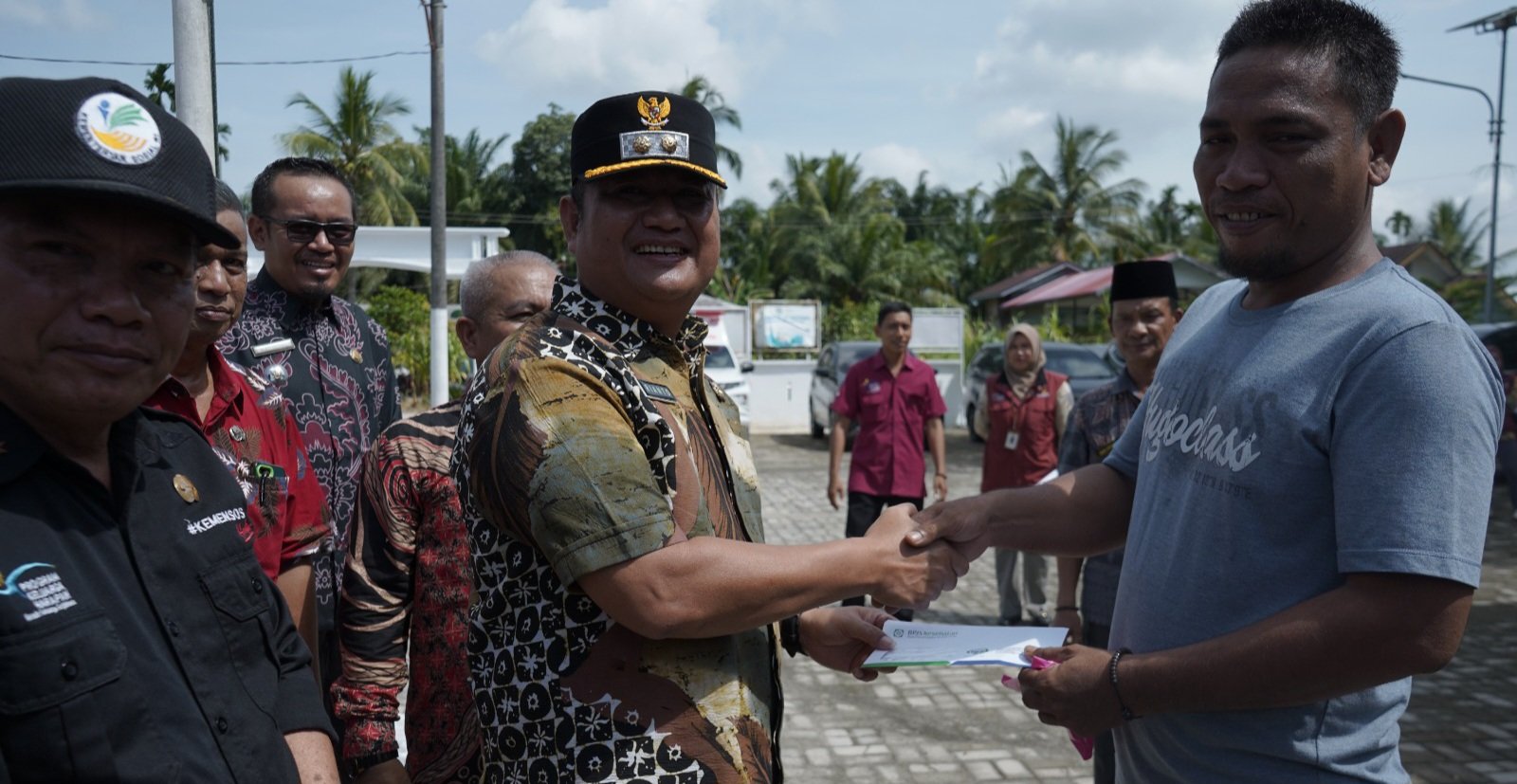 Wabup Asahan Serahkan Kartu BPJS Gratis dan KIP di 4 Kecamatan