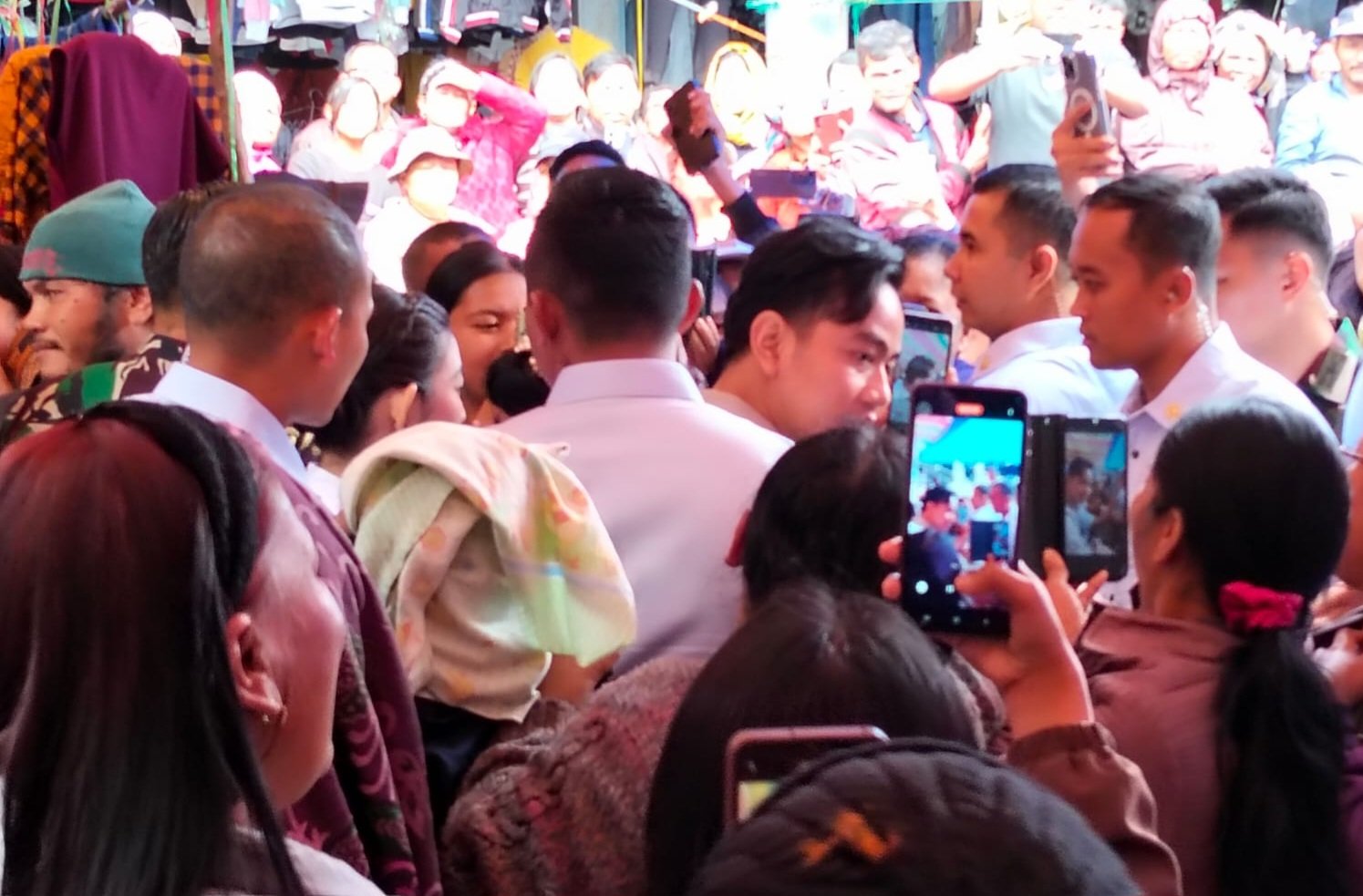 Warga Humbahas Antusias Sambut Kedatangan Bobby dan Gibran