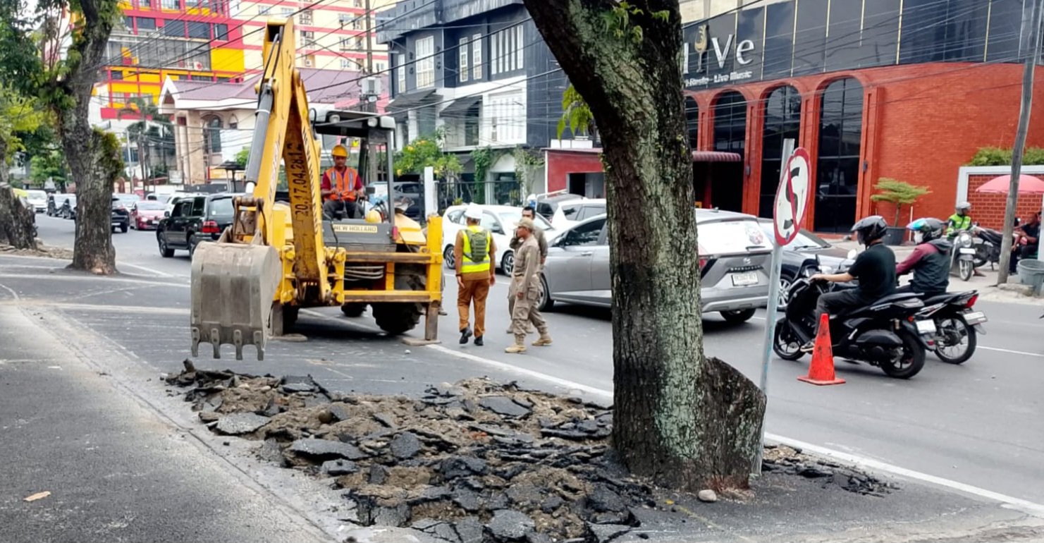 Menyalahi Aturan, Pemko Medan Bongkar Paksa Lahan Parkir Ilegal di Depan Dara Kupi 