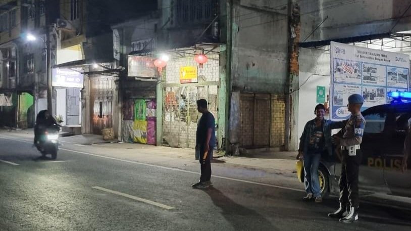 Cegah Kejahatan Jalanan dan Premanisme, Polsek Tanjung Pura Gelar Patroli Malam