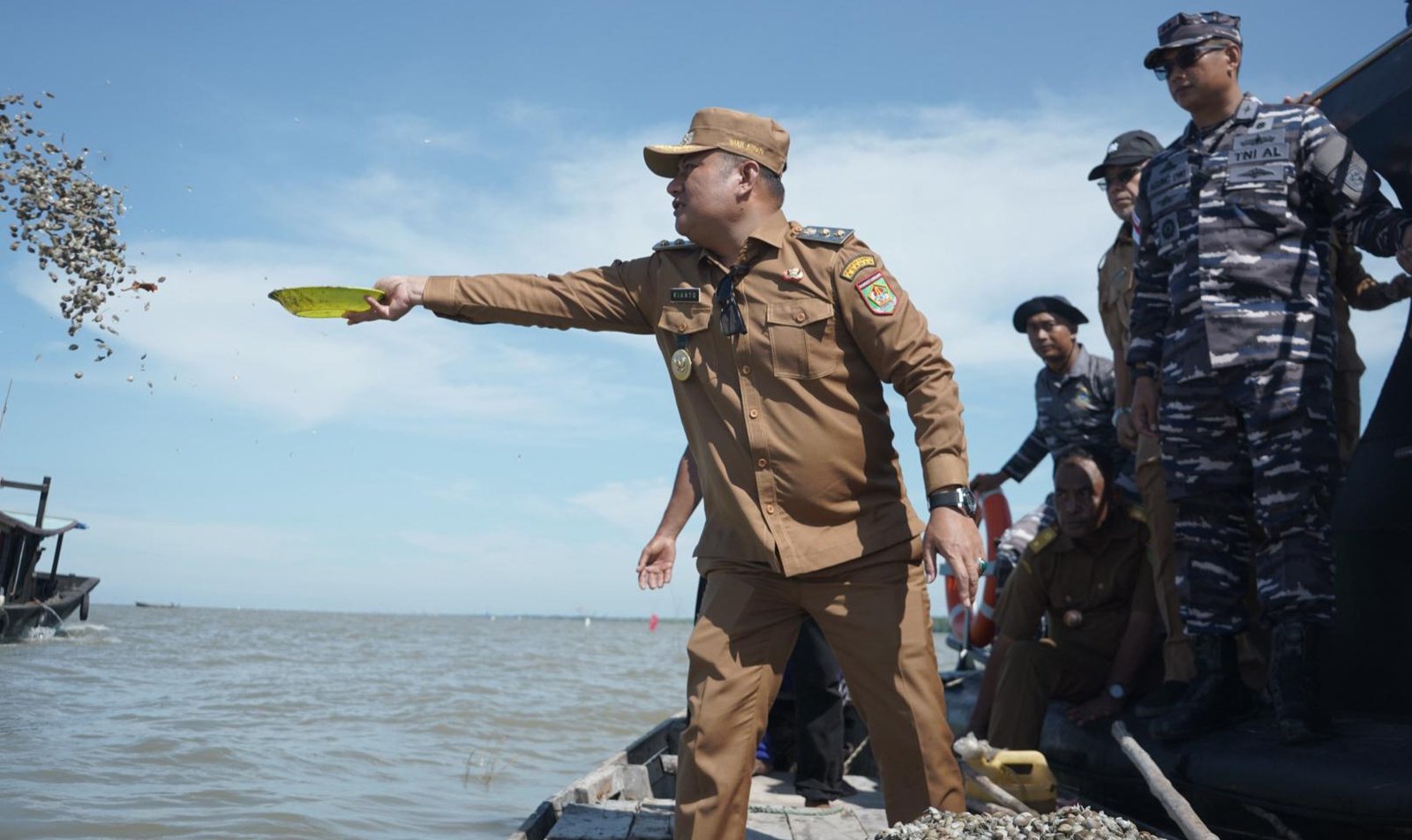 Bantu Perekonomian Nelayan Silo Baru, Wakil Bupati Asahan Tabur Benih Kerang Dara