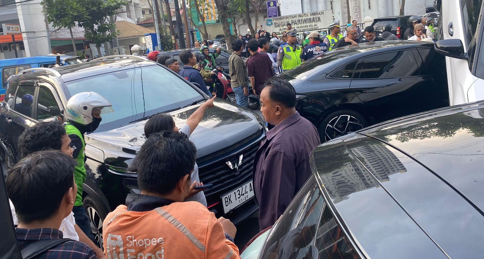 10 Kenderaan Kecelakaan Beruntun di Medan