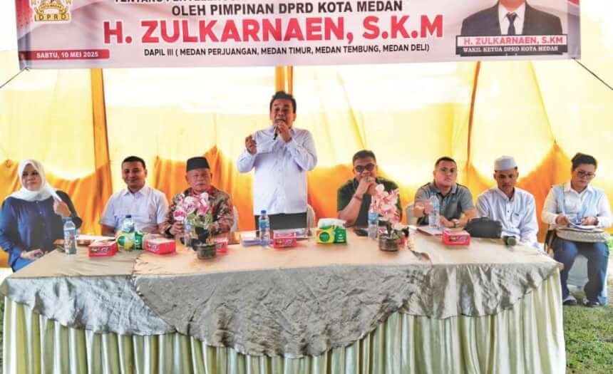 Wakil Ketua DPRD Medan Zulkarnaen SKM saat menggelar Sosialisasi Peraturan Daerah (Sosperda) Kota Medan Nomor 3 Tahun 2021 tentang Penyelenggaraan Administrasi Kependudukan di Jl Kapten M Jamil Lubis Lingkungan VI Kelurahan Bandar Selamat Kecamatan Medan Tembung, Sabtu pagi (10/5/2025).