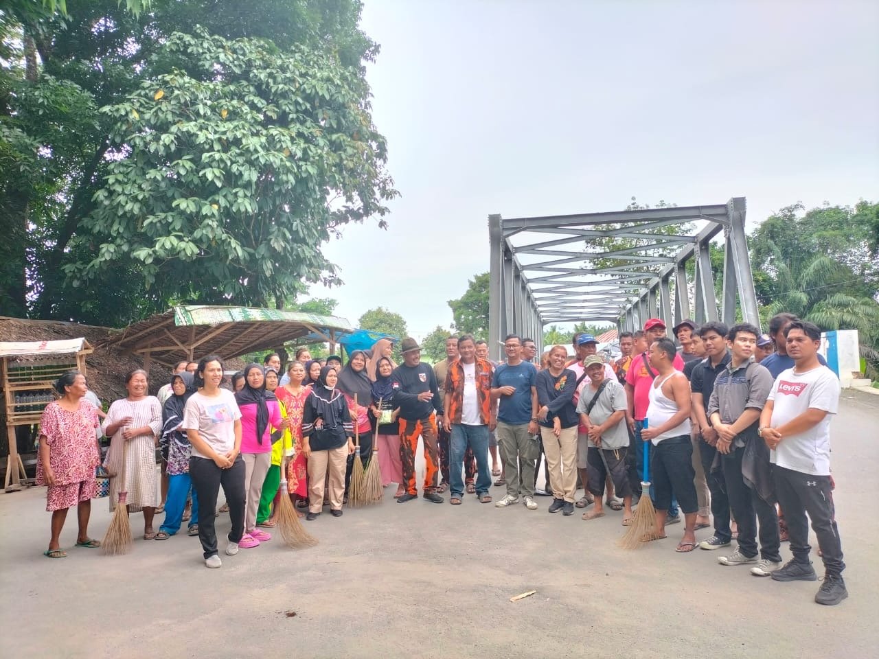 Kapolsek Medan Tuntungan Pimpin Gotong Royong Bersihkan Lingkungan di Kelurahan Namo Gajah