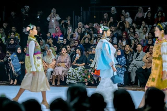 Ketua Dewan Kerajinan Nasional Daerah (Dekranasda) Provinsi Sumut Kahiyang Ayu Bobby Nasution bersama Wakil Ketua Dekranasda Sumut Titiek Sugiharti Surya, menghadiri acara Indonesia Fashion Week (IFW) ke-12 Tahun 2025, yang dilaksanakan di Plenary Hall Jakarta Convention Center, (JCC) Senayan, Jakarta, Minggu (1/6/2025). Foto/Diskominfo Sumut