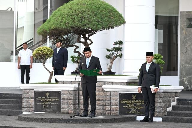 Gubernur Sumatera Utara (Sumut) Bobby Afif Nasution, selaku Inspektur Upacara, membacakan pidato Badan Pembina Ideologi Pancasila Republik Indonesia (BPIP RI) di halaman Kantor Gubernur Sumut, Senin (2/6/2025). Foto/Diskominfo Sumut
