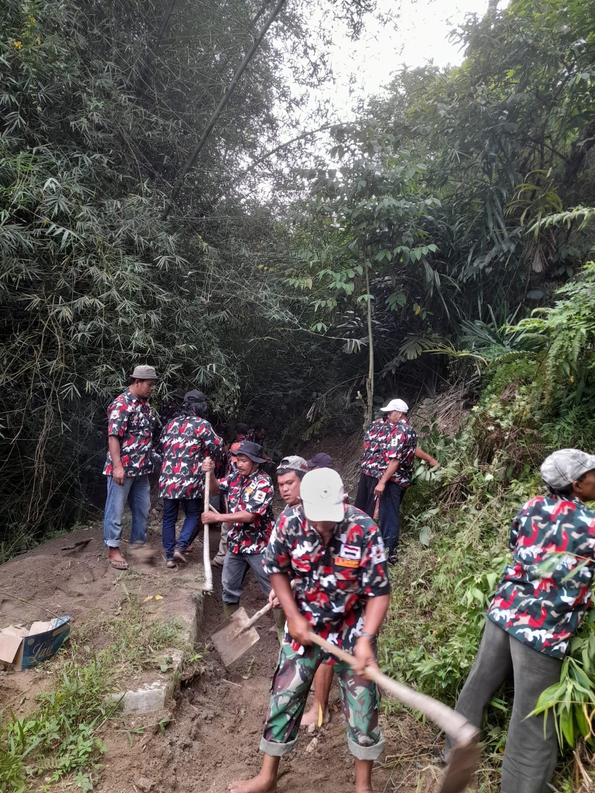 Ranting LMP Desa Kandibata Gelar Baksos Bersihkan Saluran Air Tumpat
