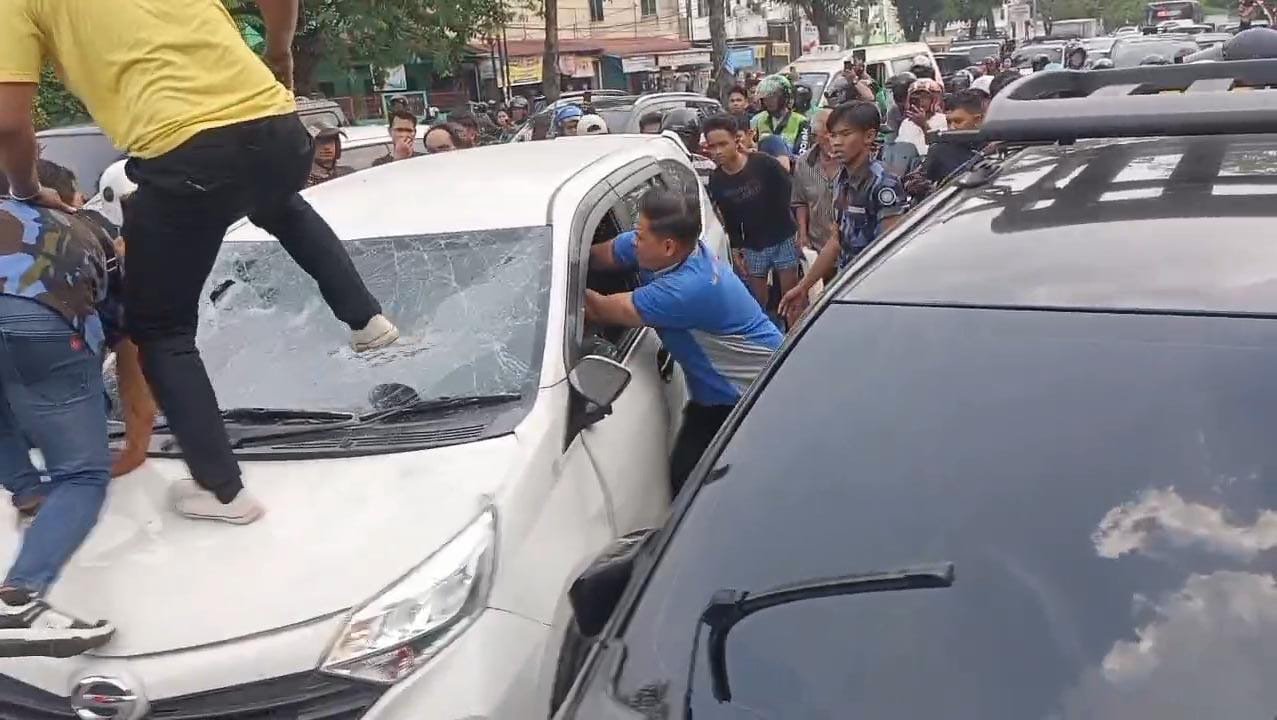 Diduga Senggol Sepeda Motor dan Diteriaki Maling, Sigra Putih Dihancurkan Warga