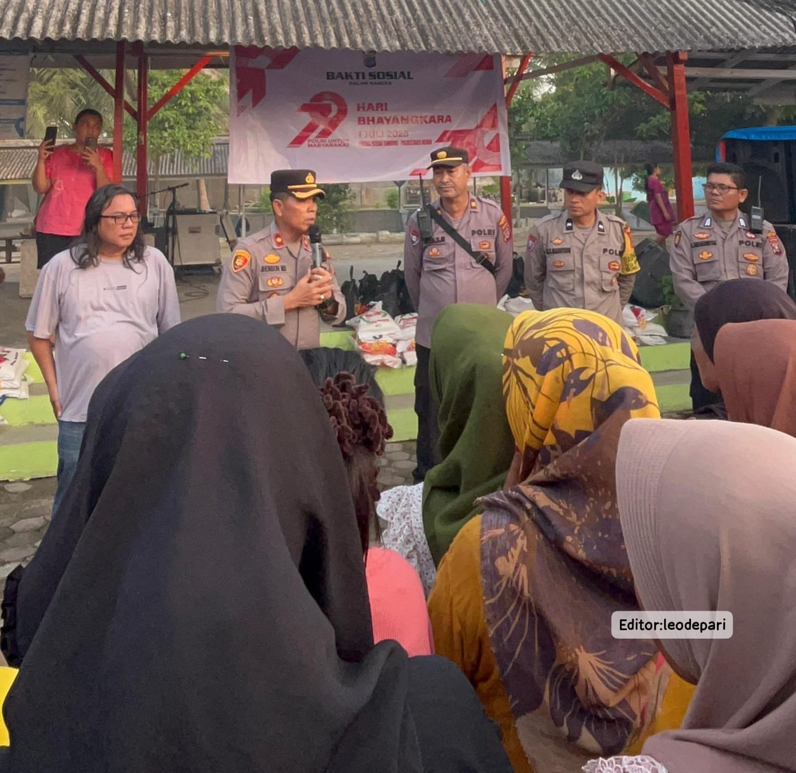 Polsek Medan Tembung Salurkan 140 Paket Bansos kepada Warga dan Nelayan di Percut Seituan