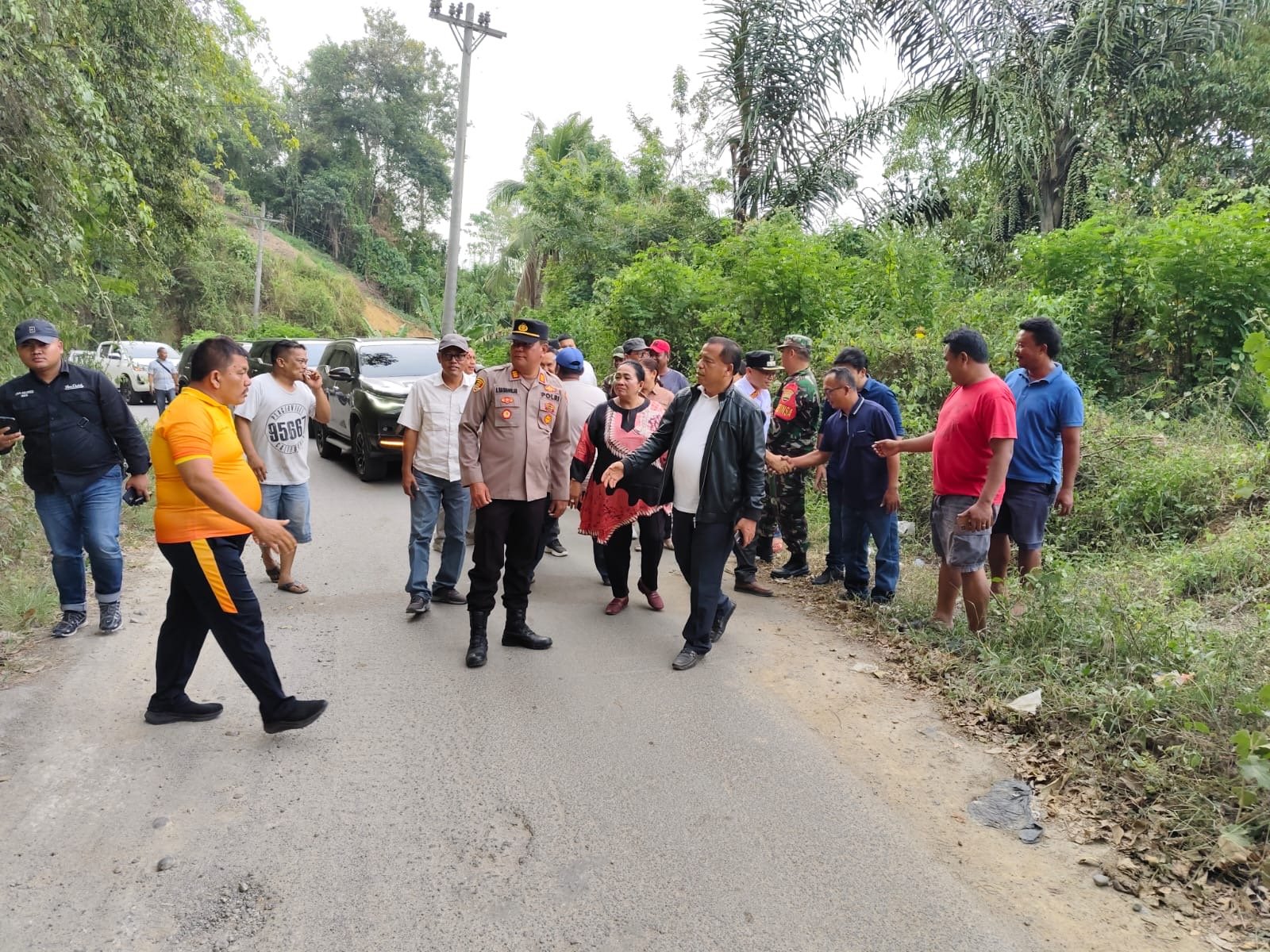 Bupati Karo Tinjau Lokasi Longsor di Desa Mbetung, Polsek Juhar Laksanakan Pengamanan