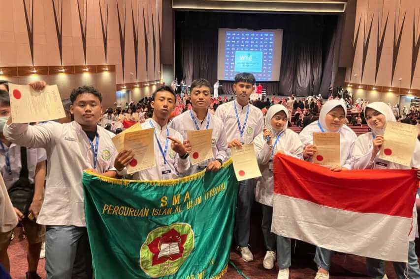 Tujuh siswa-siswi SMA Perguruan Islam Al Ulum Terpadu berhasil meraih medali perak (silver medal) di ajang World Young Inventors Exhibition (WYIE) yang diikuti 700 tim dari 19 negara.