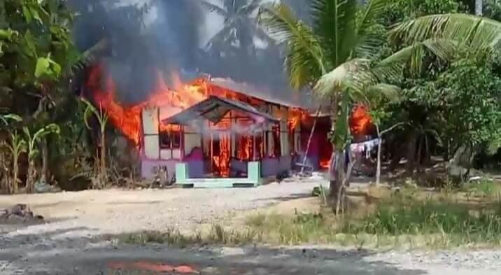 Diduga Arus Pendek, Rumah Semi Permanen Terbakar