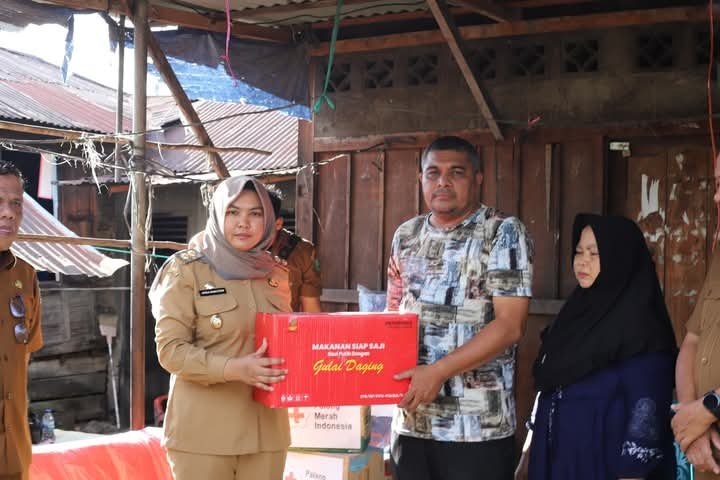 Serahkan Bantuan kepada Korban Kebakaran, Ini Imbauan Wabup Madina