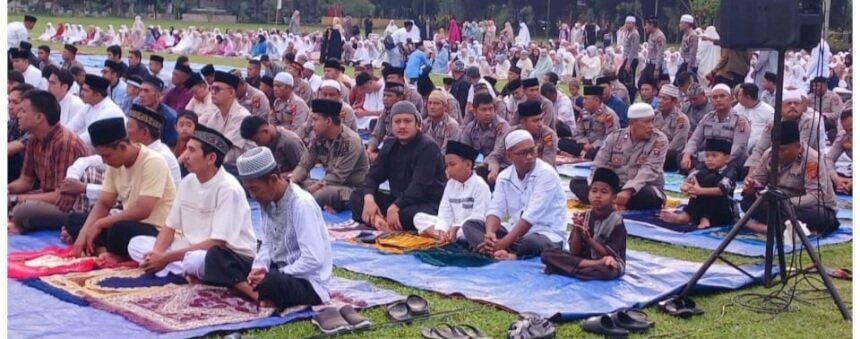 Jalin Kedekatan, Kapolres Langkat Gelar Sholat Idul Adha Bersama Masyarakat
