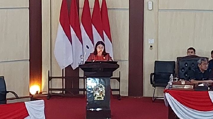 Bendahara Fraksi PDI P DPRD Medan Margaret MS saat menyampaikan pemandangan umumnya atas penjelasan Wali Kota Medan terhadap Ranperda Kota Medan tentang laporan pertanggungjawaban pelaksanaan APBD TA 2024, Selasa (10/6/2025).