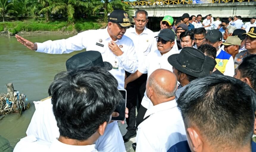 Tinjau Dua Tanggul di Batubara, Bobby Pastikan Segera Normalisasi Tanggul yang Jebol
