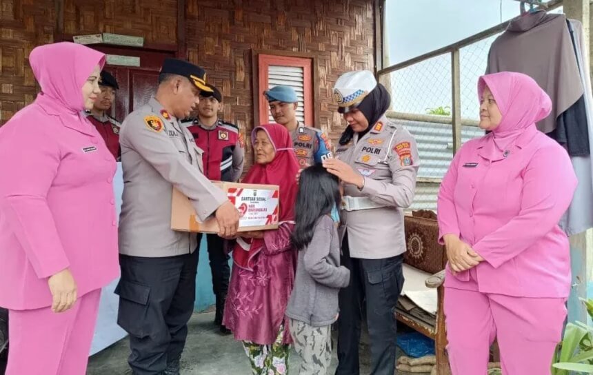 Polres Tanah Karo Salurkan Bantuan Sosial Kepada Warga Kurang Mampu di Desa Samura