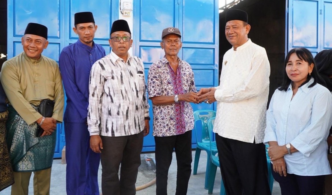 Syah Afandin Serahkan Kunci Ruko Korban Kebakaran