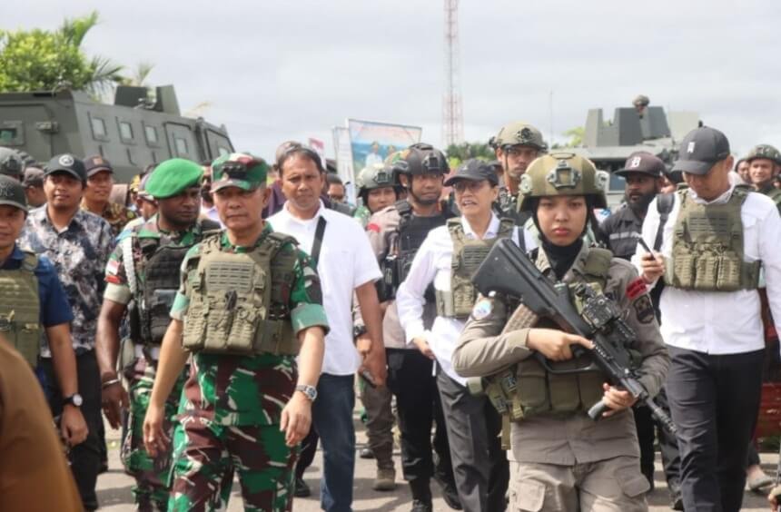 Kunjungi Nduga, Menhan dan Menkeu Dikawal Polwan
