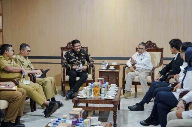 Gubernur Sumatera Utara (Sumut) Muhammad Bobby Afif Nasution menerima kunjungan Satu Kerja Khusus Pelaksana Kegiatan Usaha Hulu Minyak dan Gas Bumi (SKK Migas) Perwakilan Sumatera Bagian Utara (Sumbagut) di ruang kerja, Kantor Gubernur Sumut, Jalan Pangeran Diponegoro Nomor 30 Medan, Selasa (3/6).