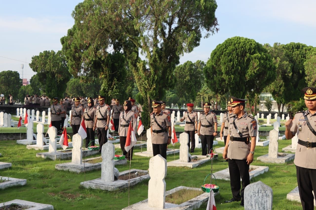 Peringati HUT Bhayangkara ke-79, Kapolrestabes Medan Ziarah ke Makam Pahlawan