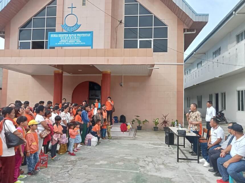 Maruli Siahaan Lepas Keberangkatan Wisata Rohani Sekolah Minggu HKBP Sukarame
