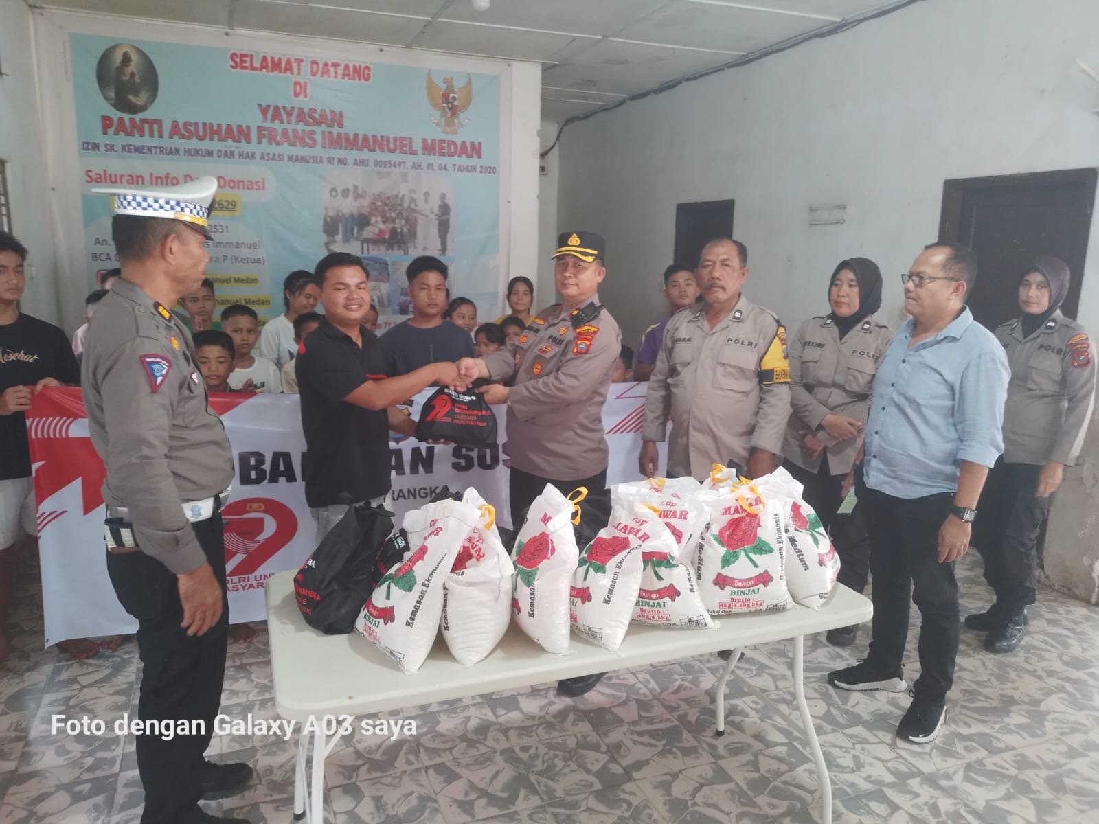 Jelang HUT Bhayangkara, Polsek Medan Timur Serahkan Bansos