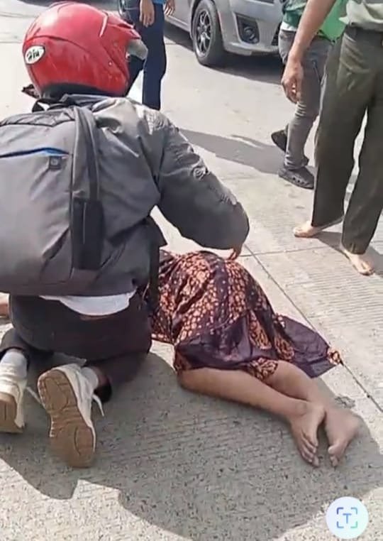 Nenek Tertabrak Motor PJR Saat Menyeberang di Depan RS Mitra Medika