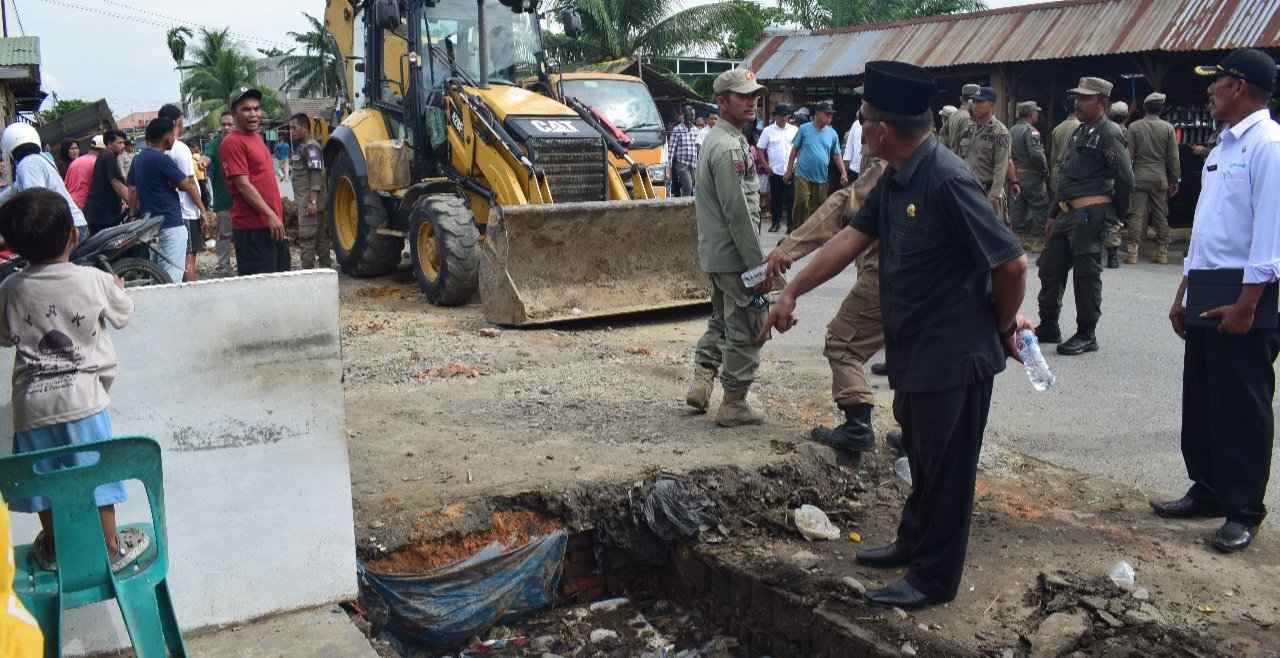 Satpol PP Tertibkan Kios Pedagang di Luar Pasar Tradisional Tanjung Pura