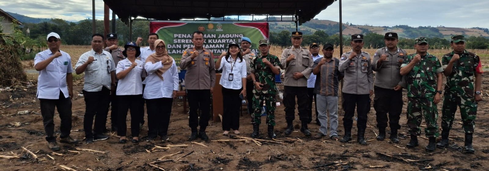 Polsek Tigabinanga Bersama Forkopimcam Tanam Jagung Serentak Kuartal III di Lahan Perhutanan Sosial