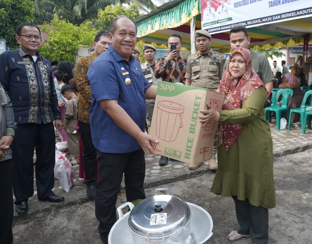 Bupati Asahan Serahkan Fasilitas Bantuan Sosial Pembangunan Ekonomi Masyarakat di Kecamatan Air Batu