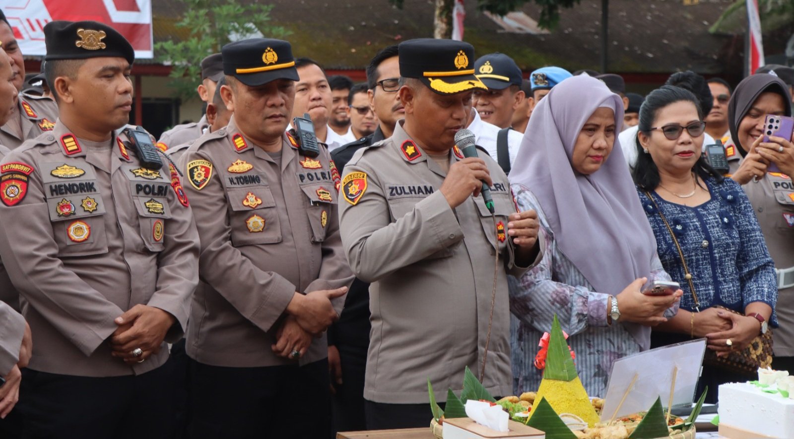 Personel Polres Tanah Karo Berikan Kejutan Ulang Tahun Ke-46 untuk Kapolres