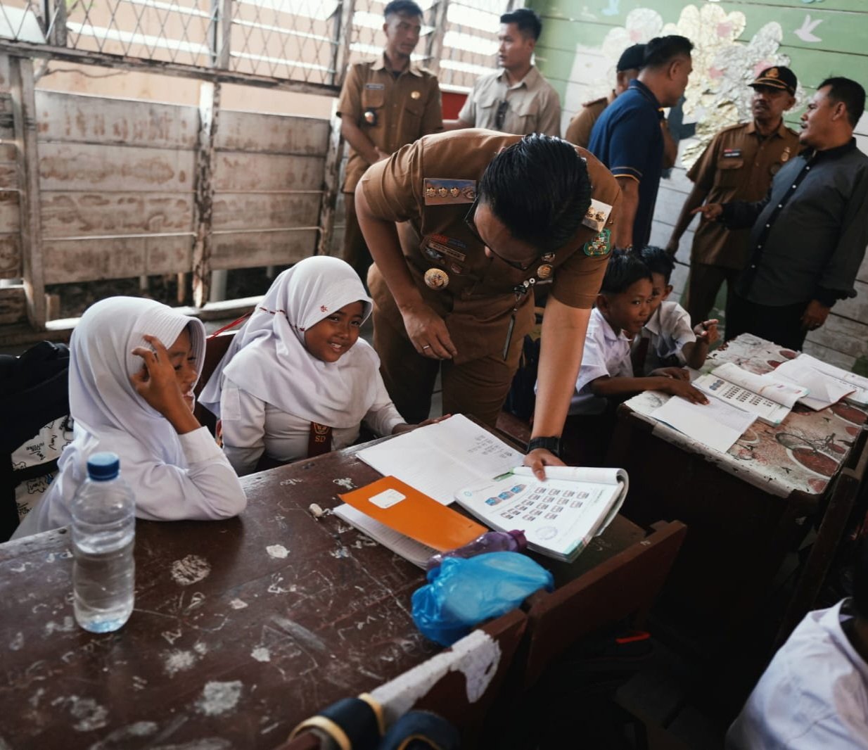 Prihatin Kondisi SD Negeri 068009 Kampung Nelayan, Rico Waas Janji Segera Benahi