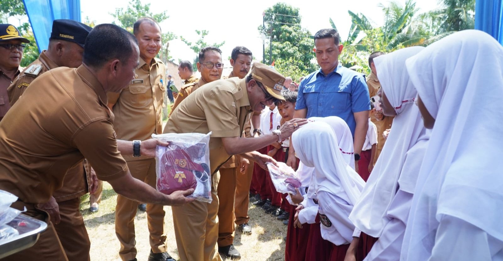Syah Afandin Salurkan 139 Ton Beras dan 180 Seragam Sekolah di Secanggang