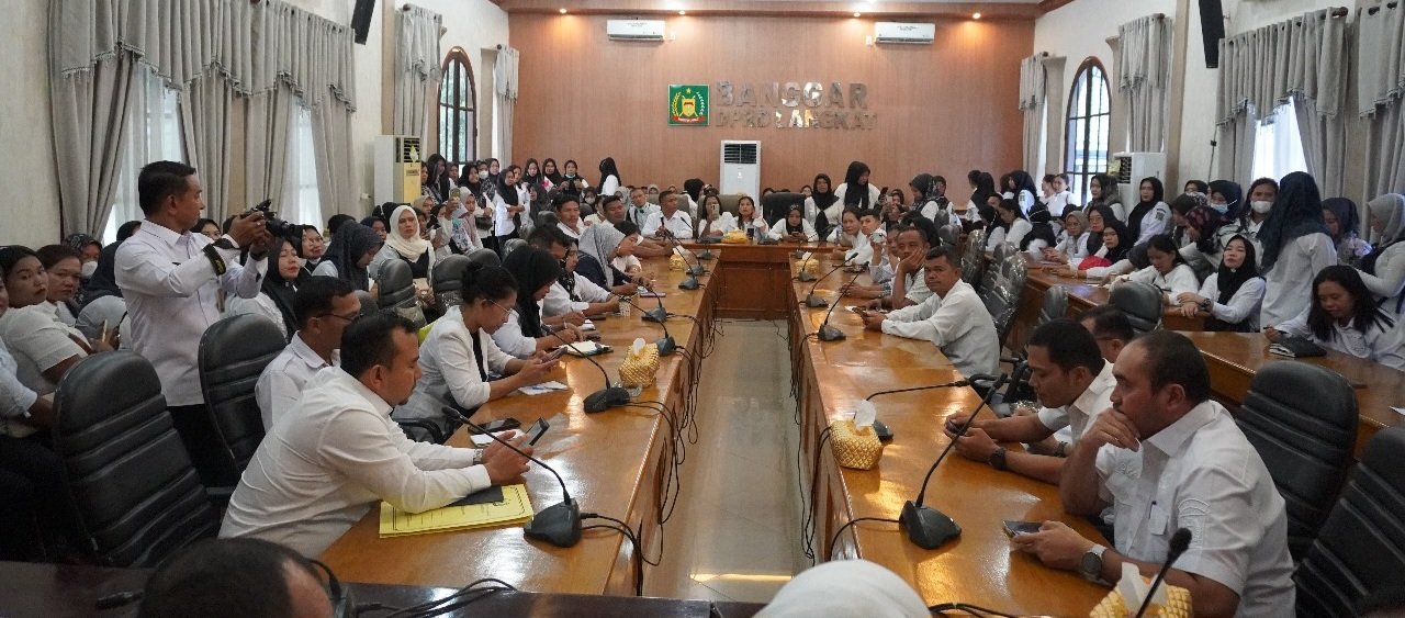 Tenaga Kesehatan dan Guru Honorer Beraudiensi ke DPRD Langkat Sampaikan Aspirasi Terkait Skema Kerja Paruh Waktu