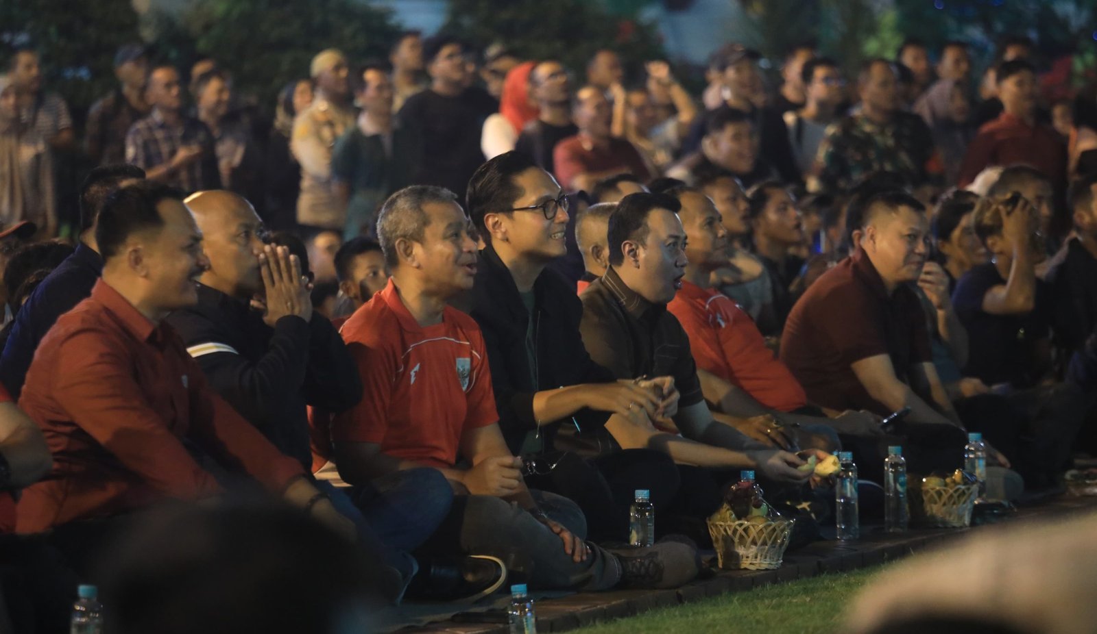 Respect Untuk Timnas Indonesia, Rico Waas Duduk Lesehan Bersama Ribuan Masyarakat Nobar Final Piala AFF U-23
