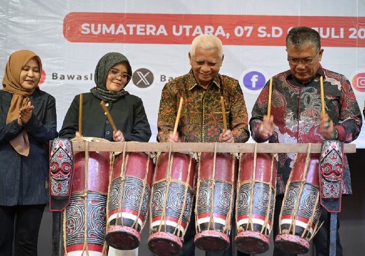Wakil Gubernur Sumut Surya membuka secara simbolis Kick Off Pendidikan Pengawas Pemilu di Provinsi Sumatera Utara bersama Anggota Bawaslu RI dan sejumlah Forkopimda di Hotel Le Polonia Medan, Senin (7/7/2025). Foto/Diskominfo Sumut