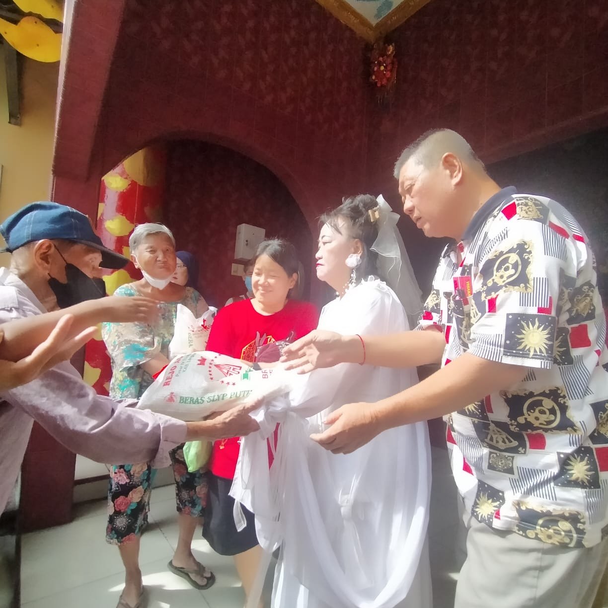 Putri Vihara Kwan Im Bagikan Beras Gratis untuk Warga Kurang Mampu di Medan