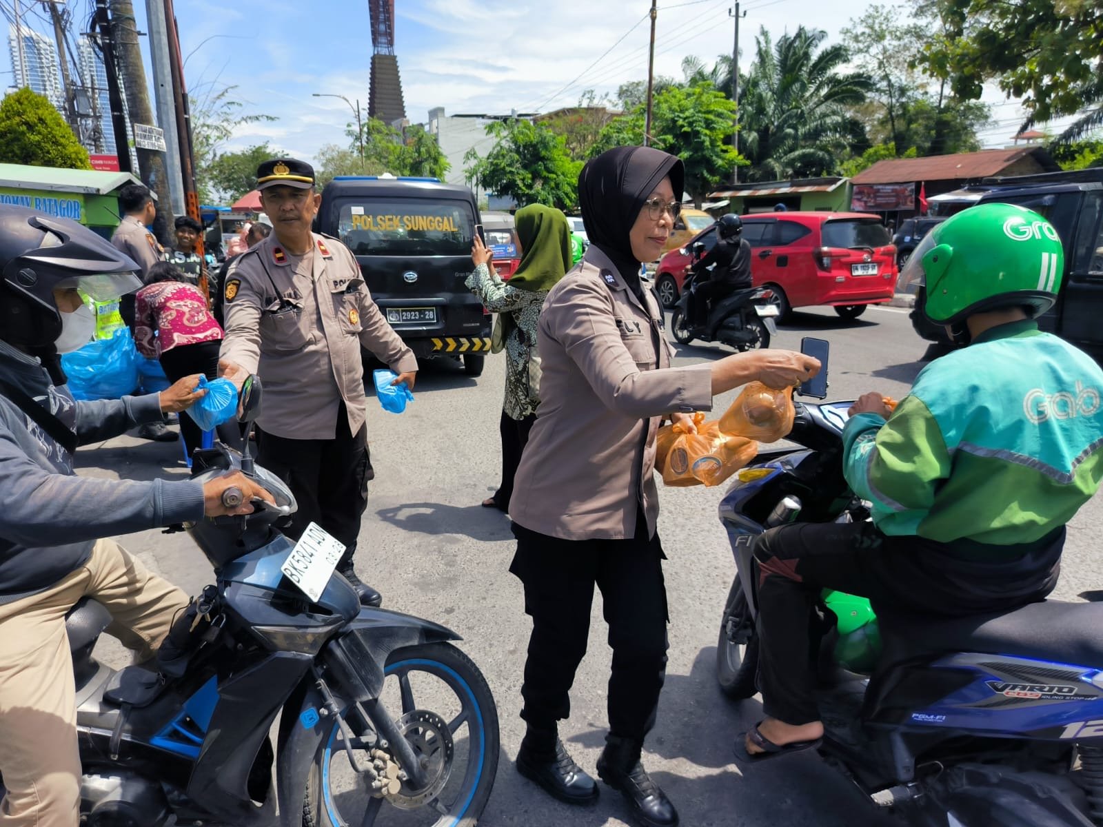Jumat Barokah, Polsek Sunggal Bagikan 200 Nasi Gratis kepada Warga