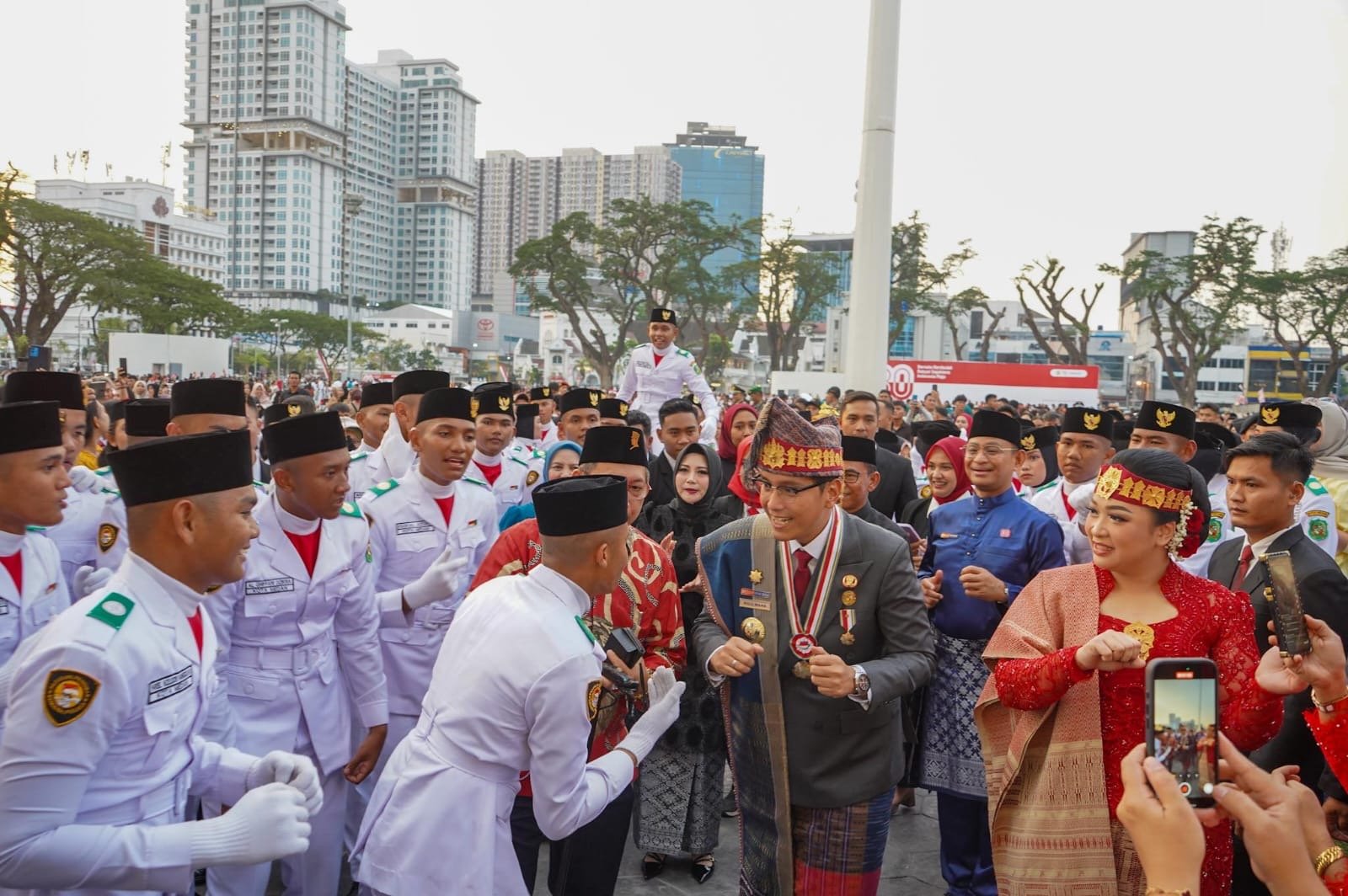 Upacara Penurunan Merah Putih di Lapangan Merdeka Medan Berlangsung Khidmat